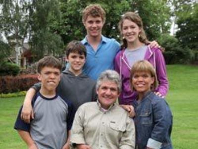 The Roloff family are posing for one giant picture in a garden.